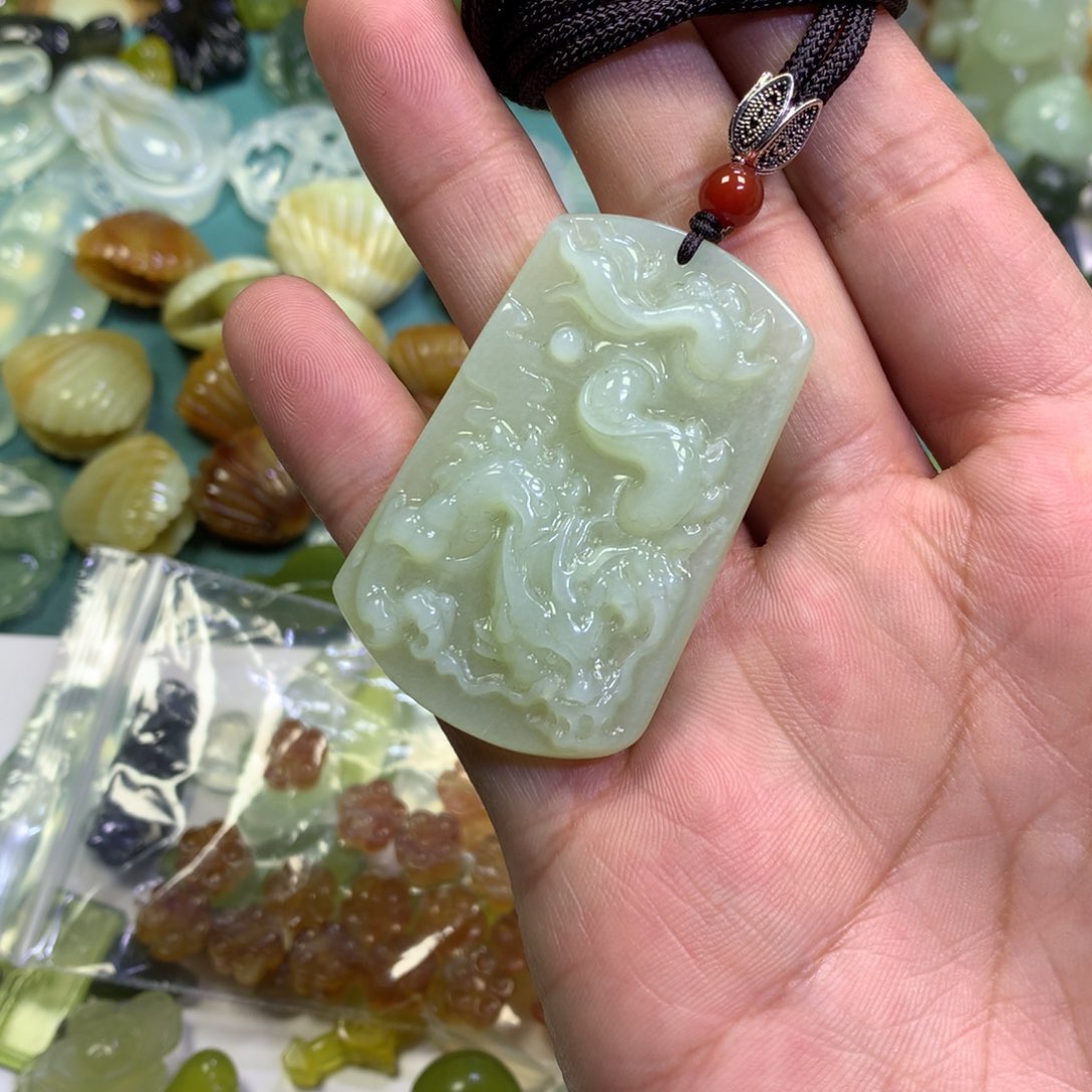 岫玉颈饰未镶嵌龙牌