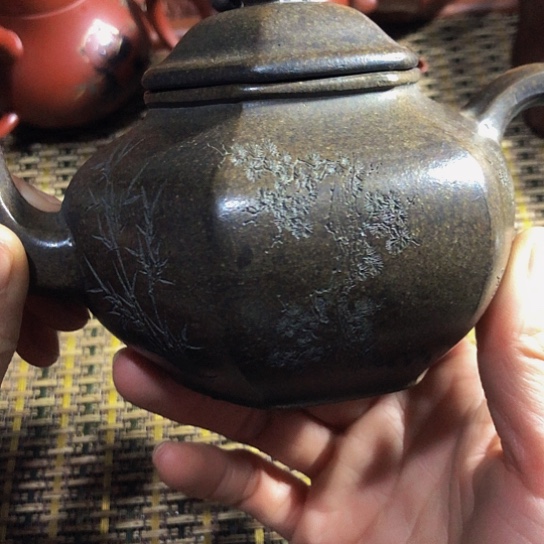 紫砂茶壶原矿泥料手工制作紫砂壶。