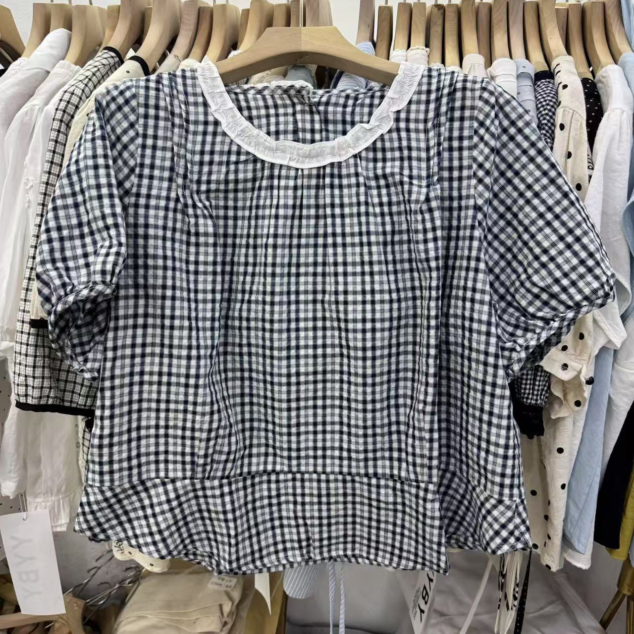 XN白色领格子小衫