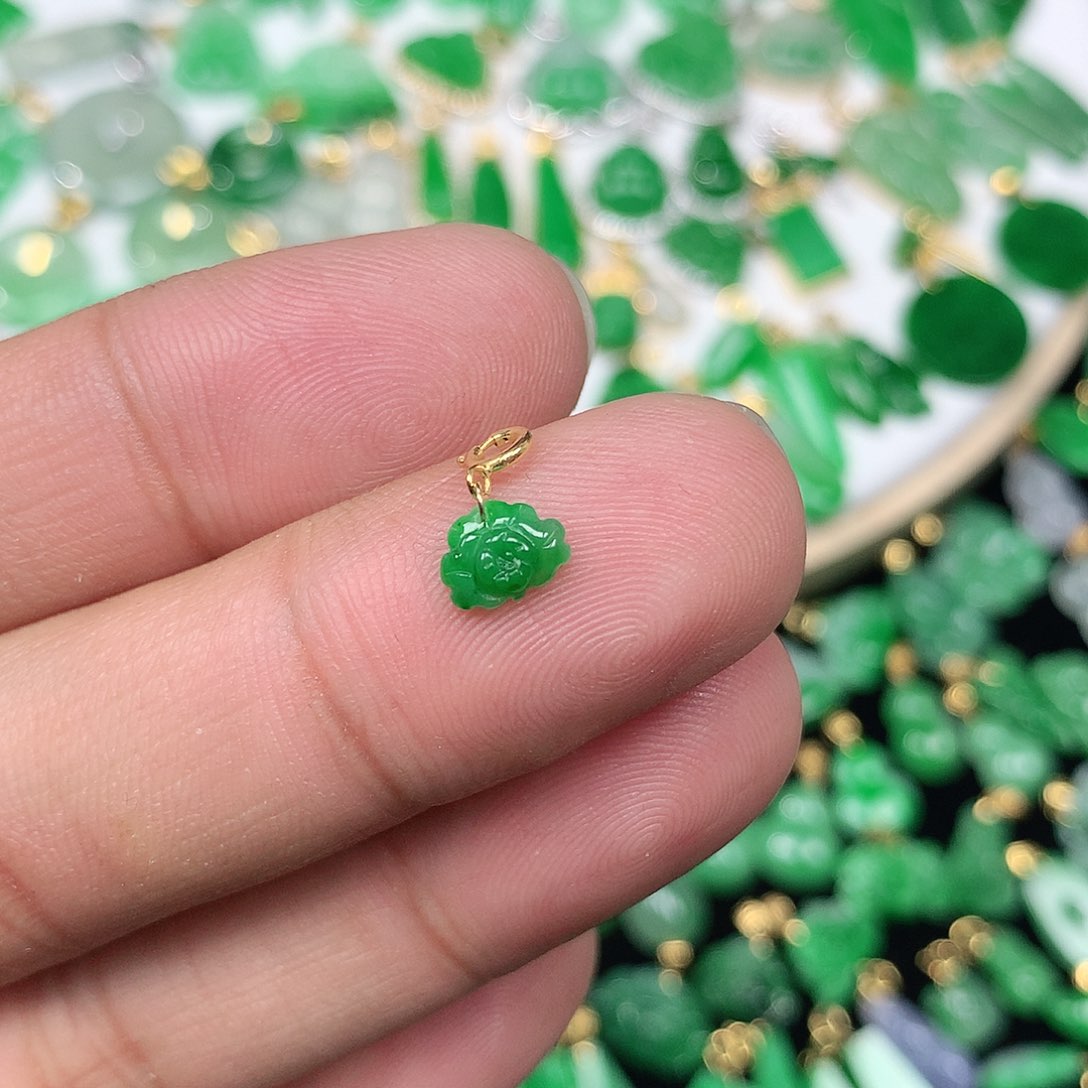 翡翠配石18K金扣 小巧精美满绿迷你莲花