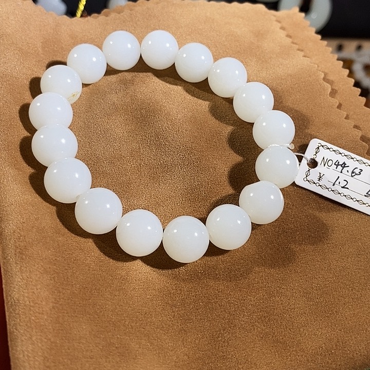 和田玉颈饰未镶嵌动**人