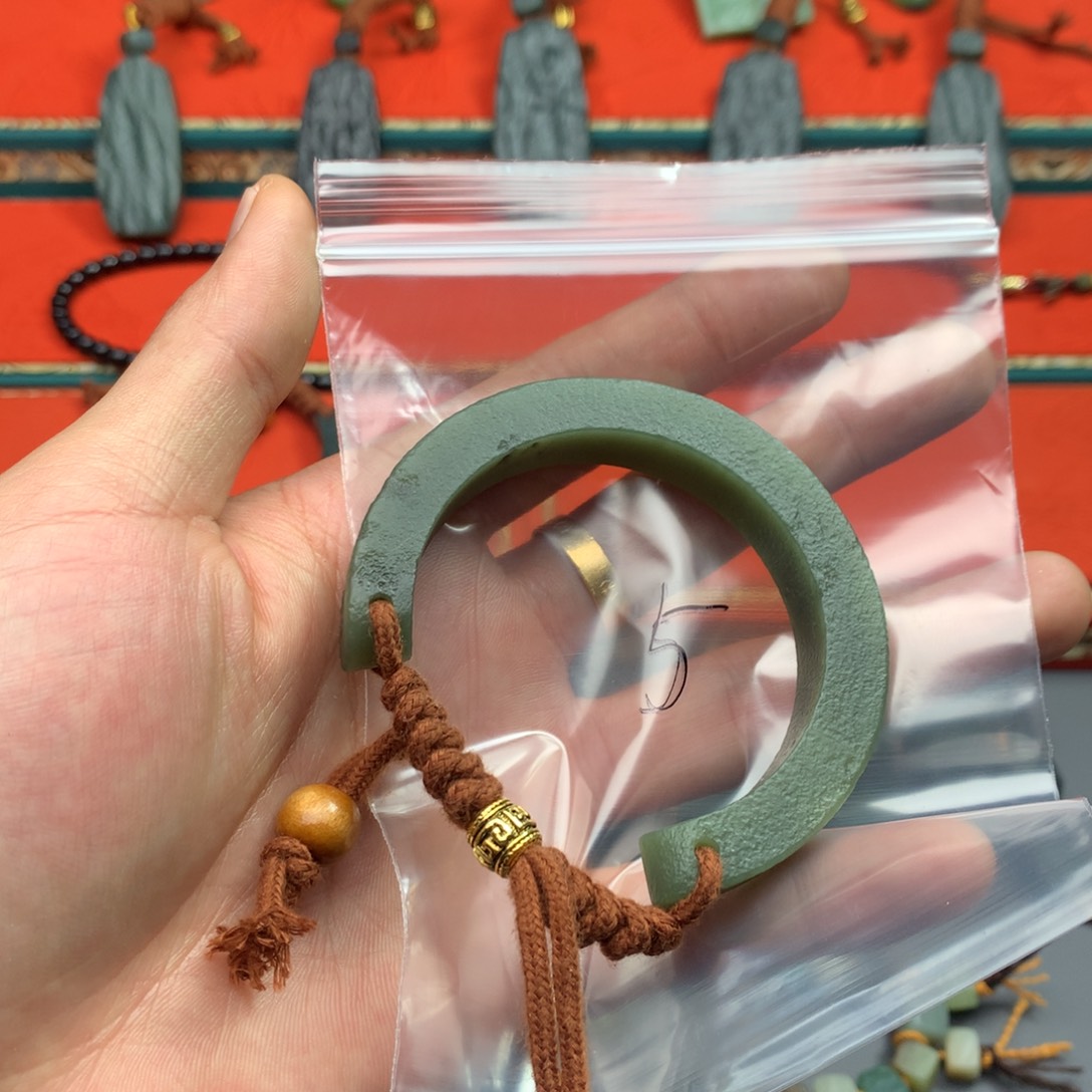 和田玉（糖玉）颈饰未镶嵌赵**頫