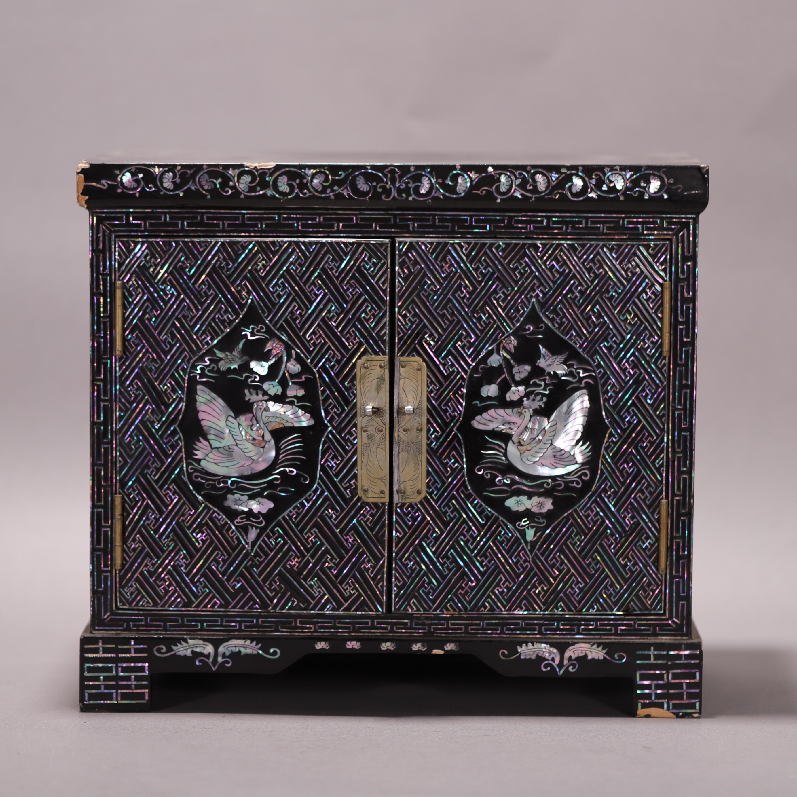 lot20  DY4120  清代  螺钿双门柜