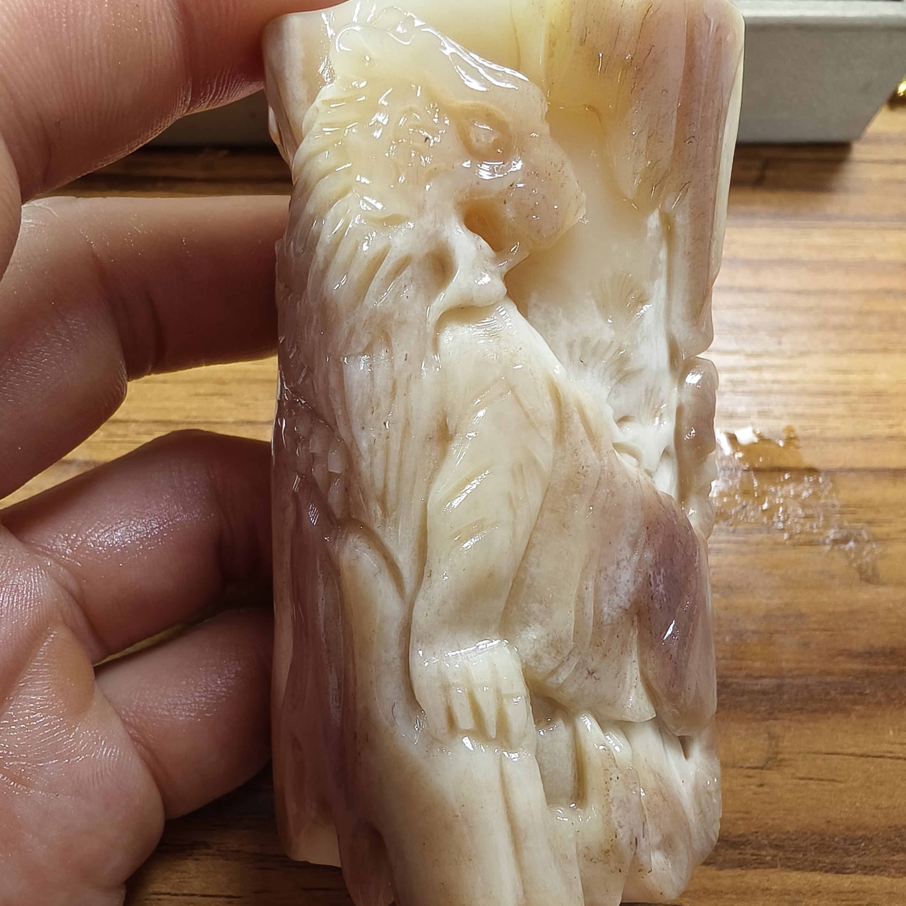 纯手工雕刻骨制品把件上山虎克重140克左右