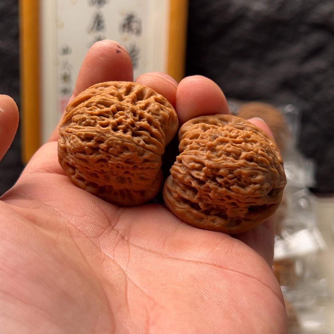 子***鱼把件文玩核桃南疆39黄点