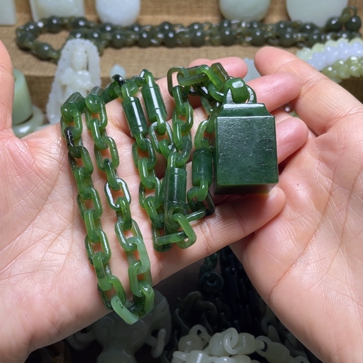 毛***斯和田玉未镶嵌颈饰