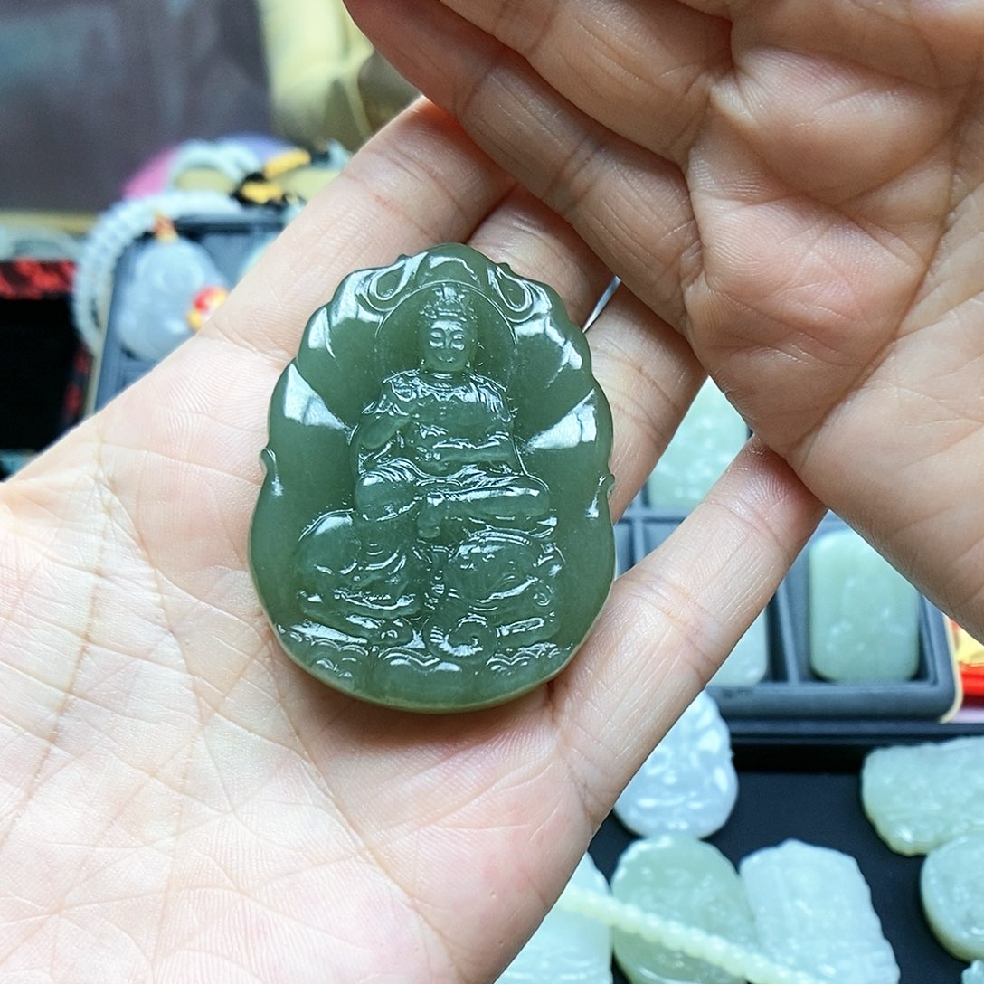 和田玉未镶嵌颈饰伤*人