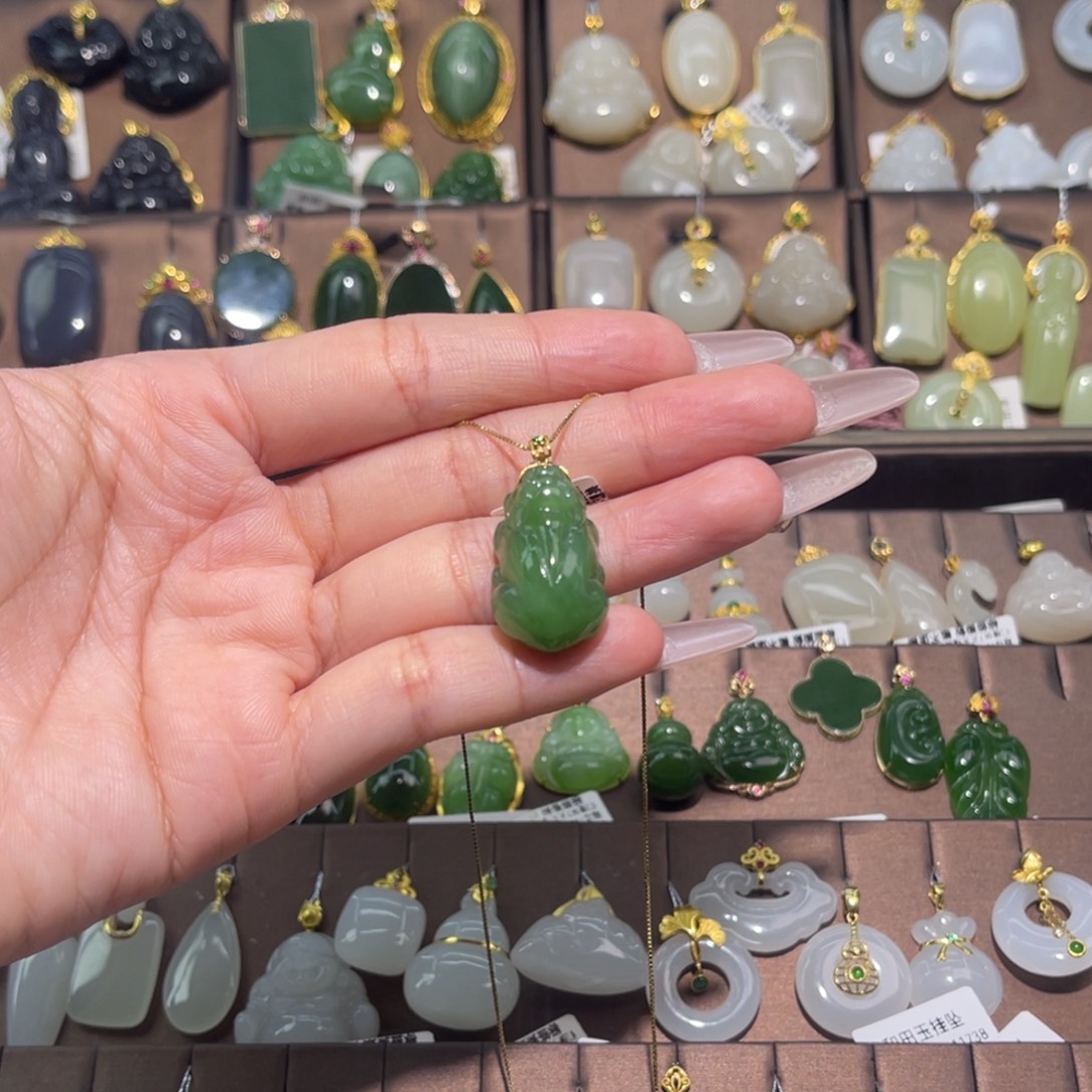 和田玉18K金镶嵌吊坠(赠链)