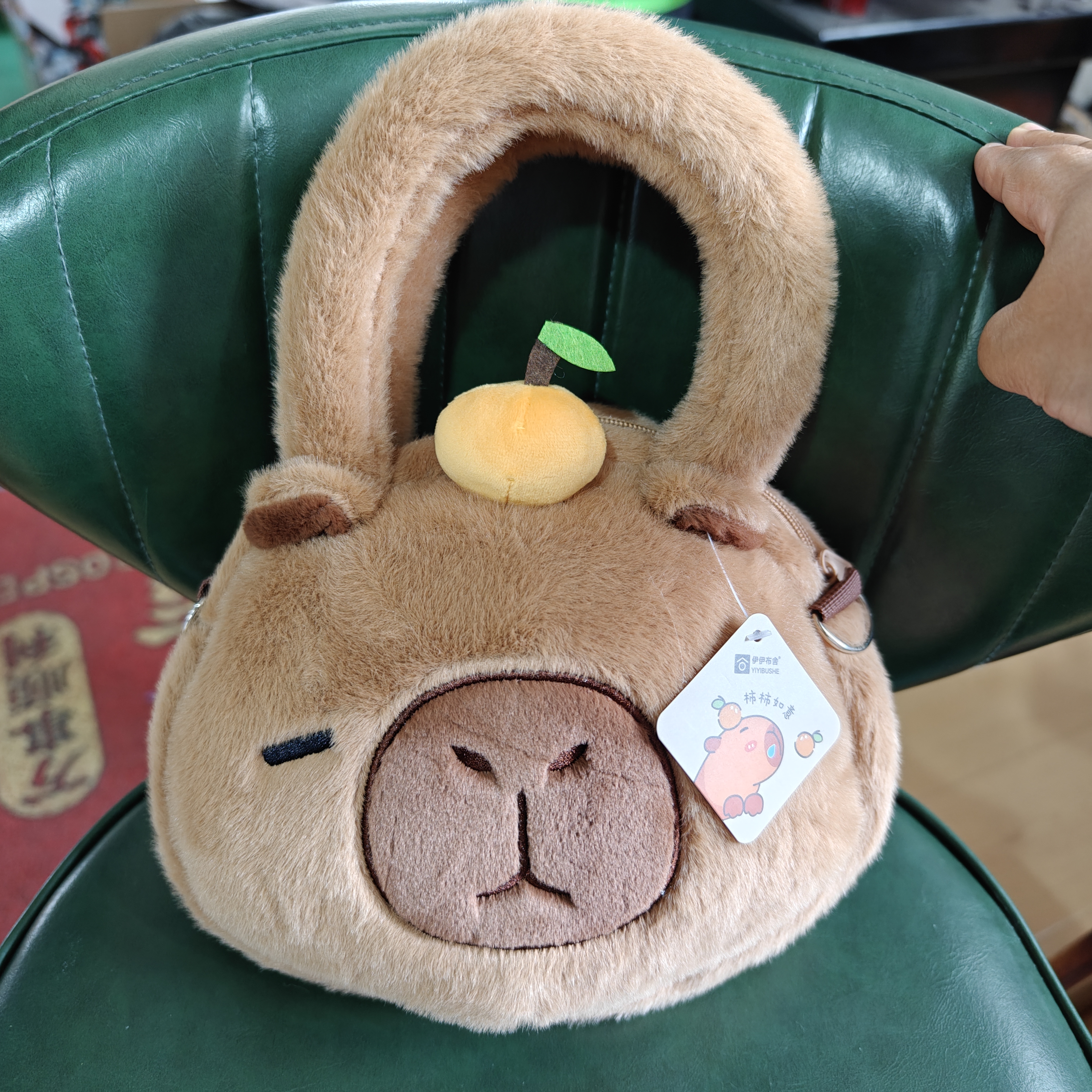 可爱卡皮巴拉水豚毛绒手提包大容量零钱收纳抓机娃娃