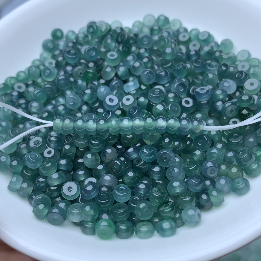 翡翠散珠卡2.8*4.5冰蓝水算盘100个