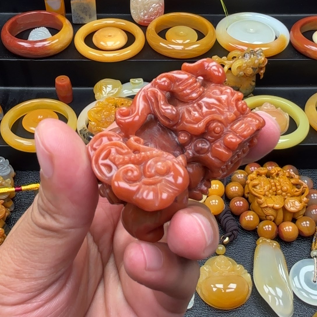 石英质玉（黄龙玉）未镶嵌颈饰