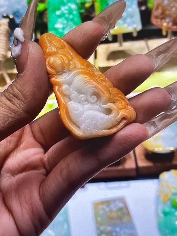 翡翠挂件一物一证毛货抛光