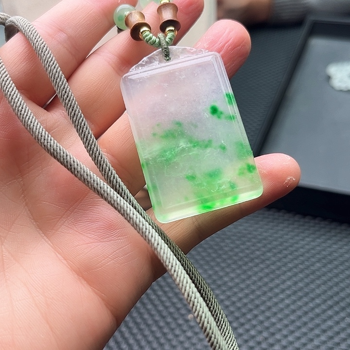 翡翠颈饰未镶嵌嗷嗷