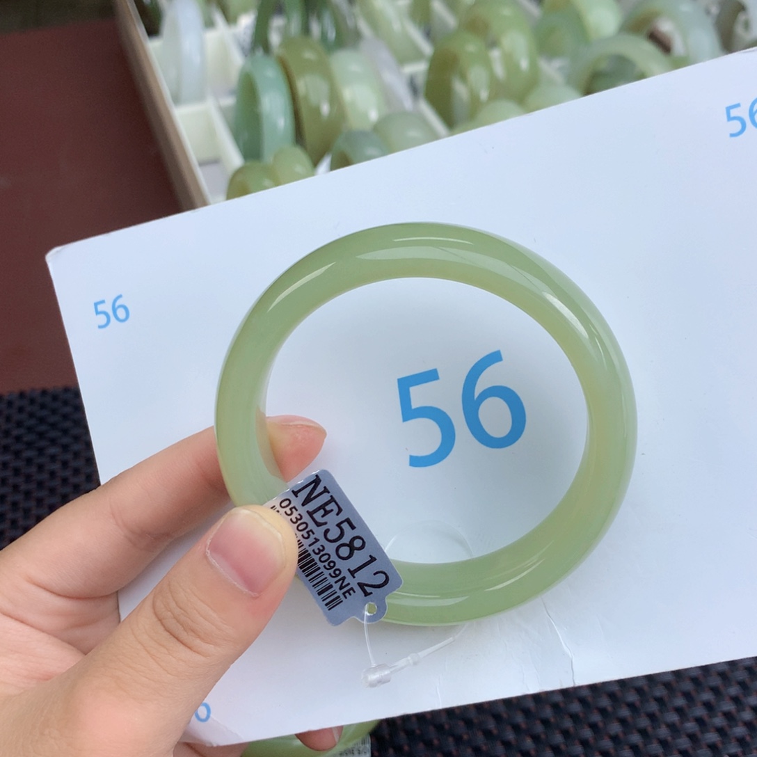 ****慢和田玉手镯未镶嵌