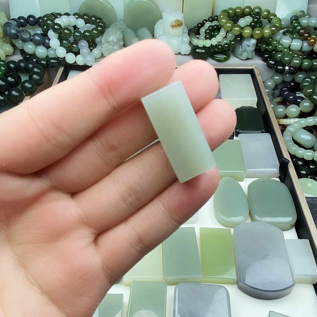 一***鱼和田玉未镶嵌颈饰