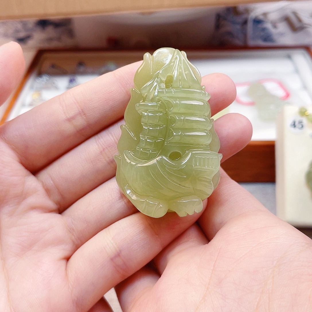 和田玉未镶嵌吊坠(赠链)