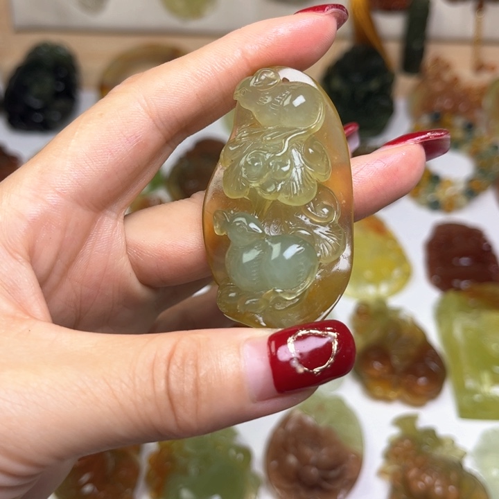 蛇纹石玉颈饰未镶嵌