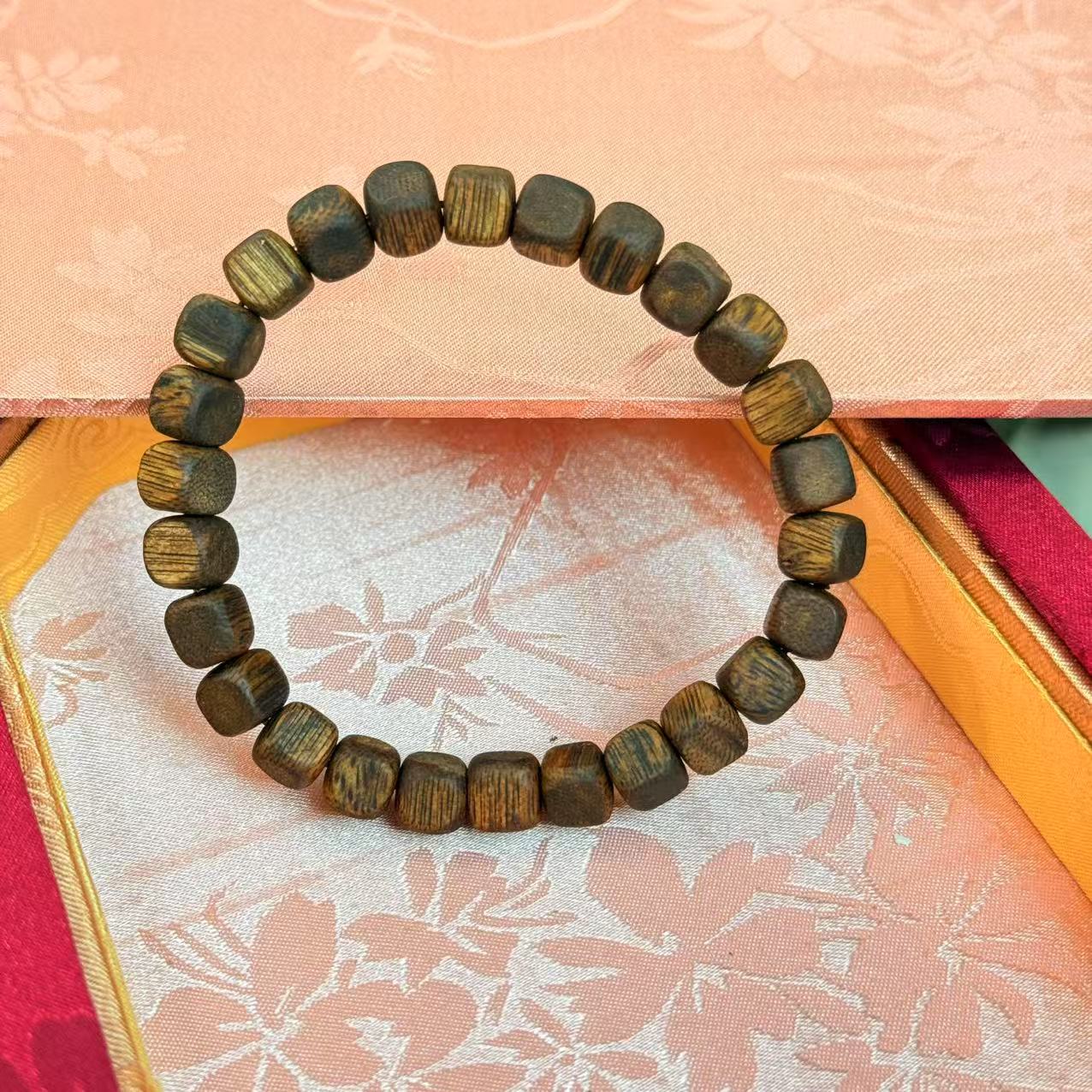 沉香海南莺歌绿0.7cm单圈树心油方糖沉香手串