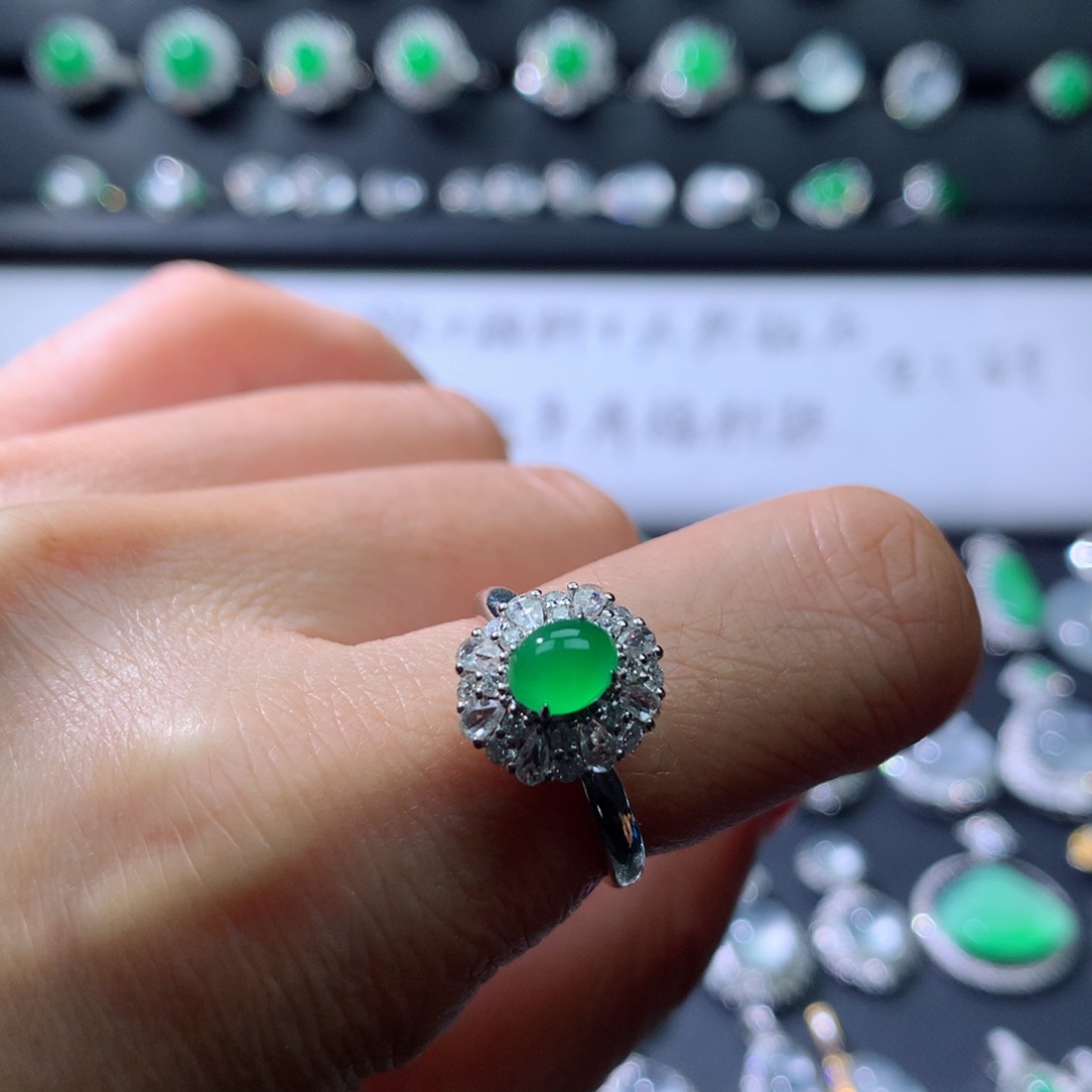 18K金镶嵌戒指翡翠伴钻