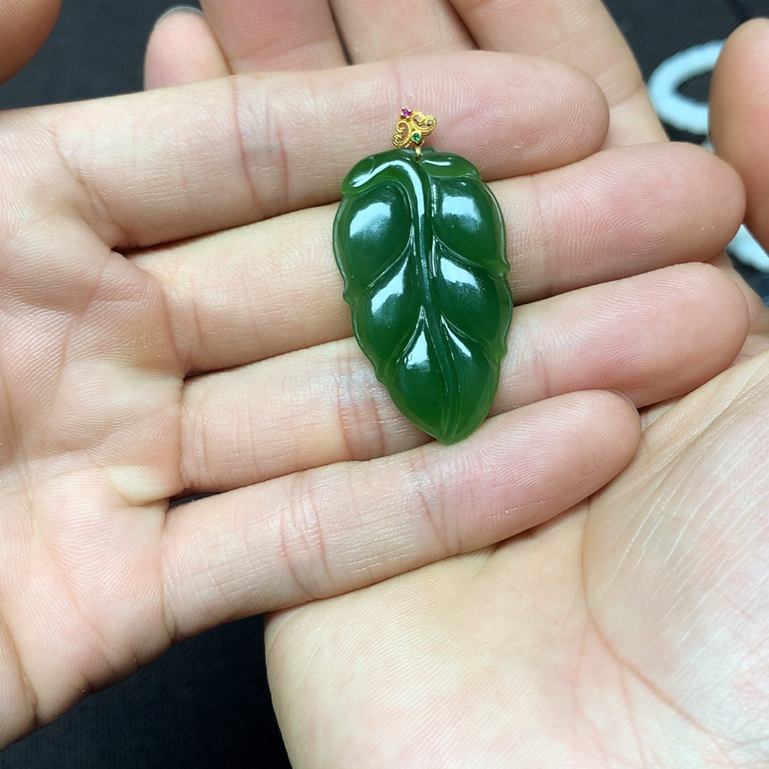 颈饰18K金镶嵌和田玉