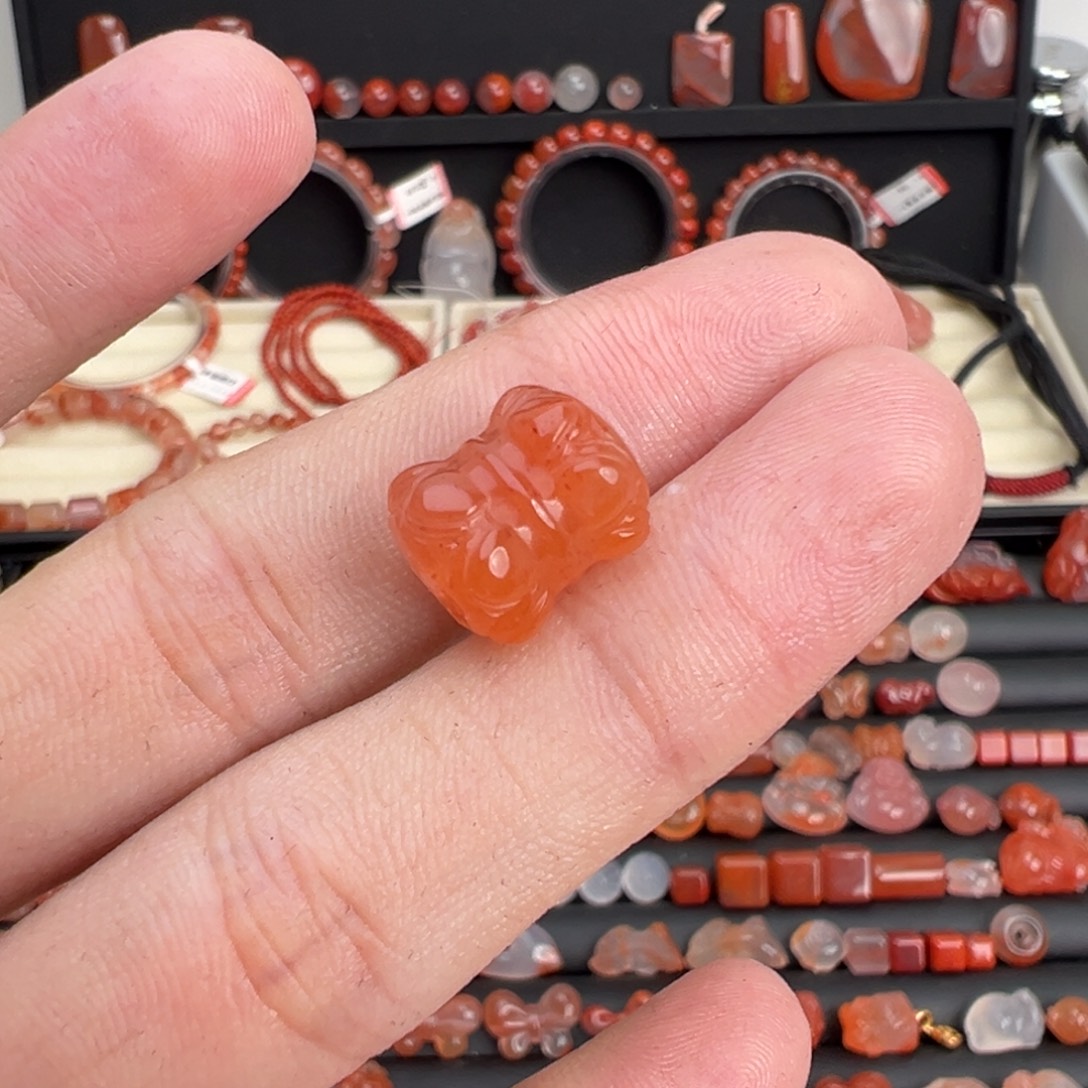 南红玛瑙未镶嵌颈饰并蒂莲