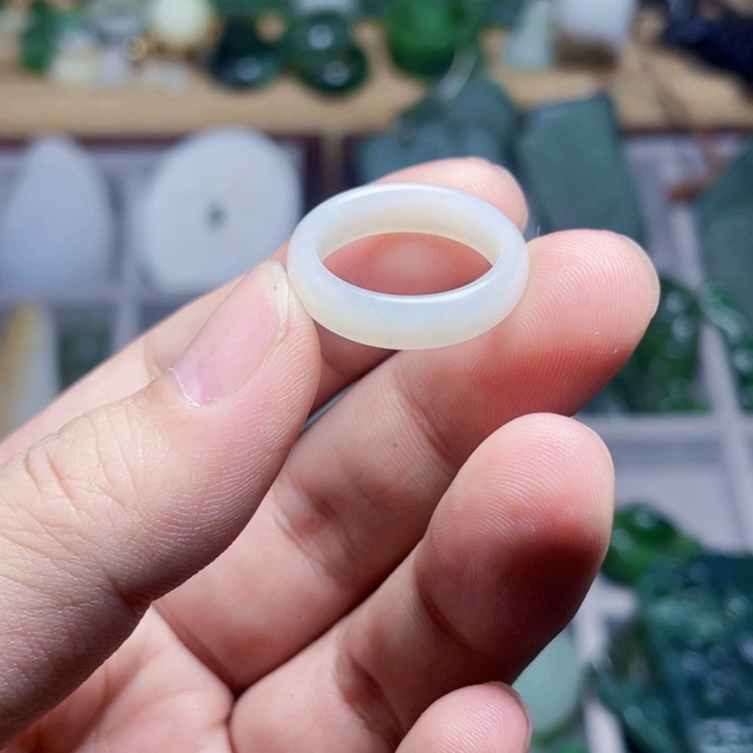 蕊***囍和田玉未镶嵌颈饰