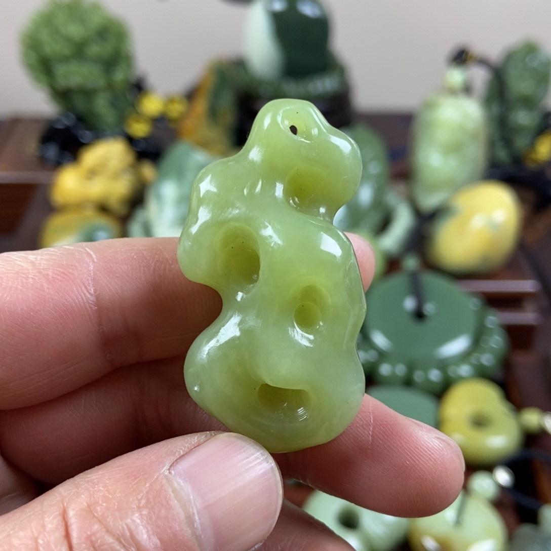 岫岩老玉（透闪石质玉）未镶嵌珠宝奇石