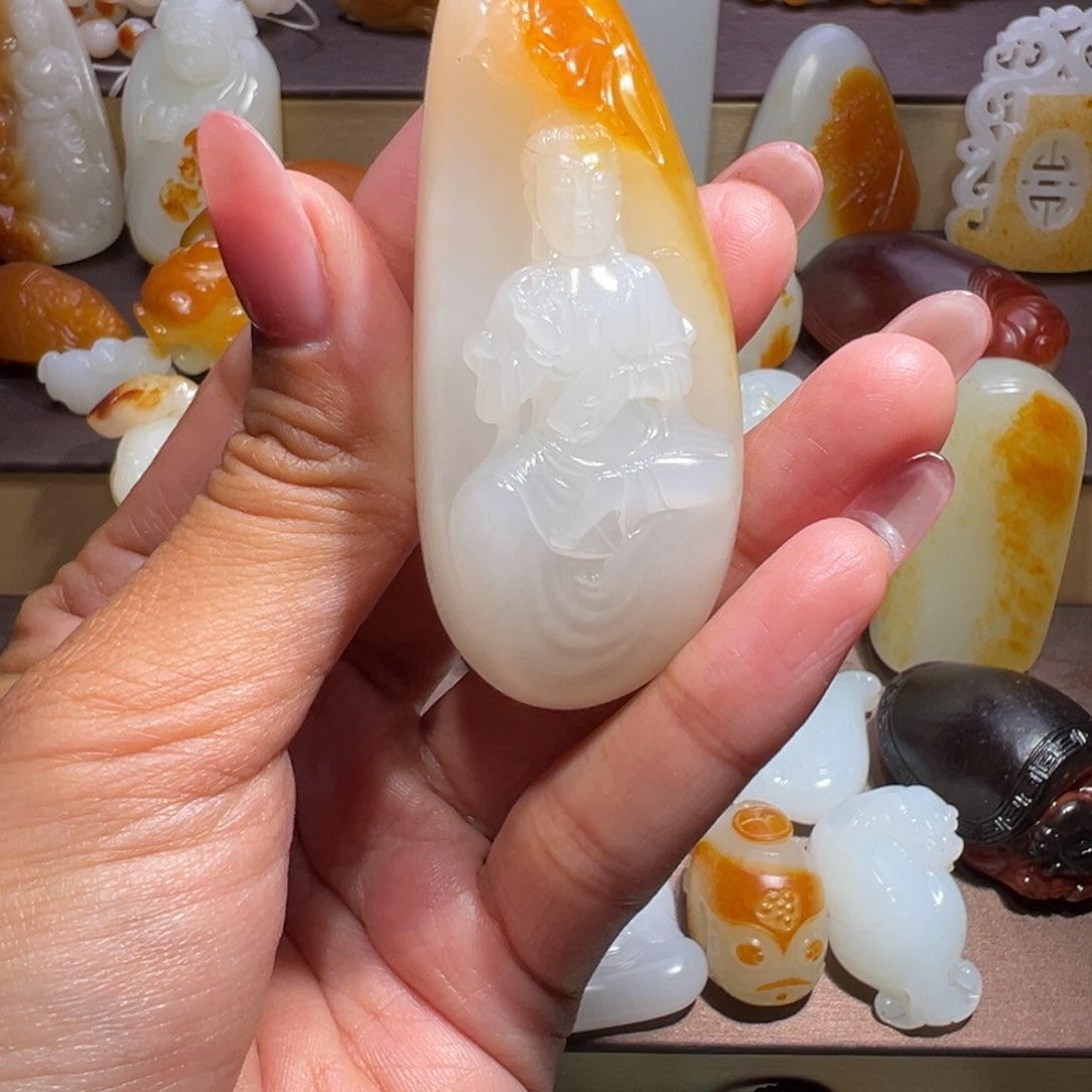 和田玉颈饰未镶嵌娃*哈