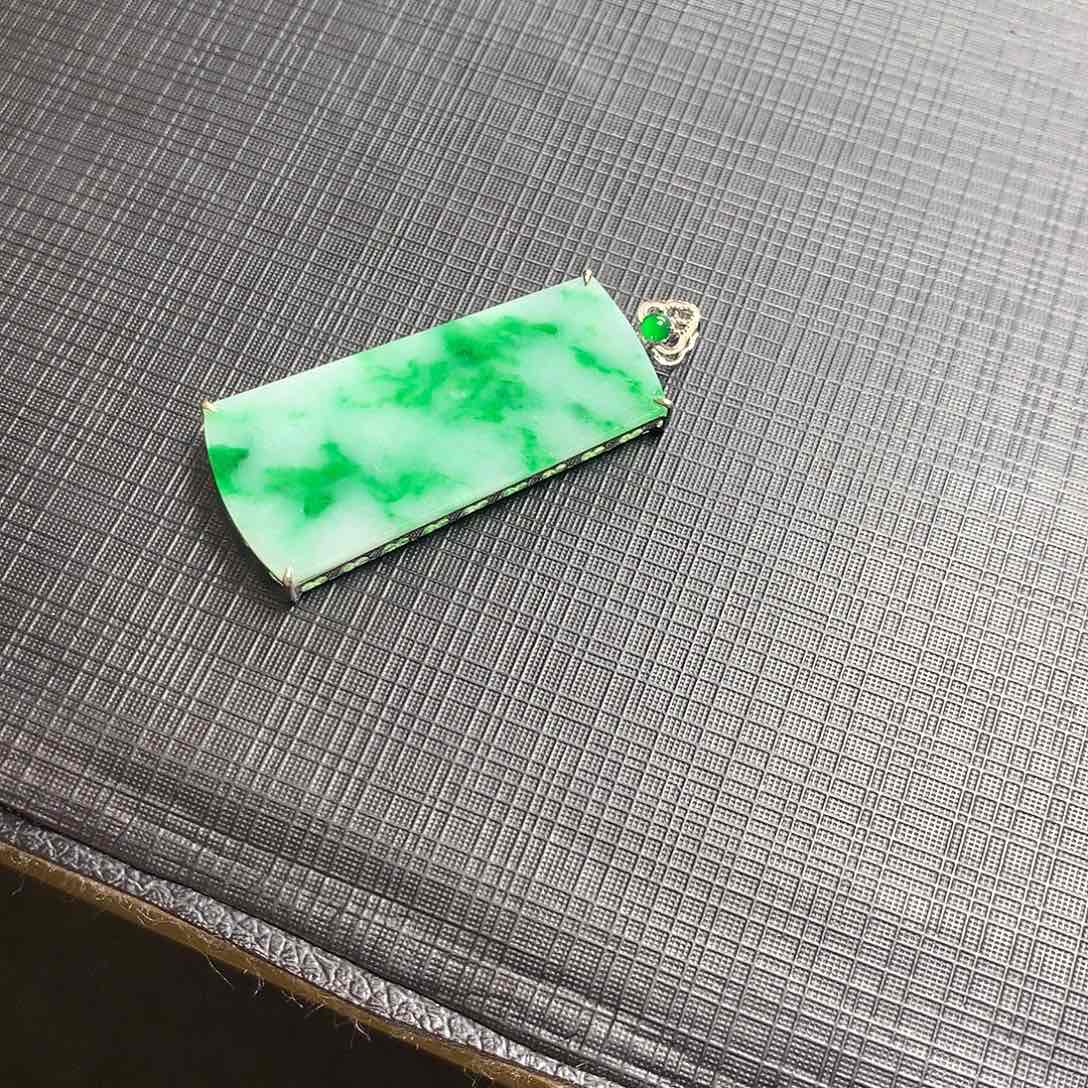 翡翠颈饰18K金镶嵌翡翠