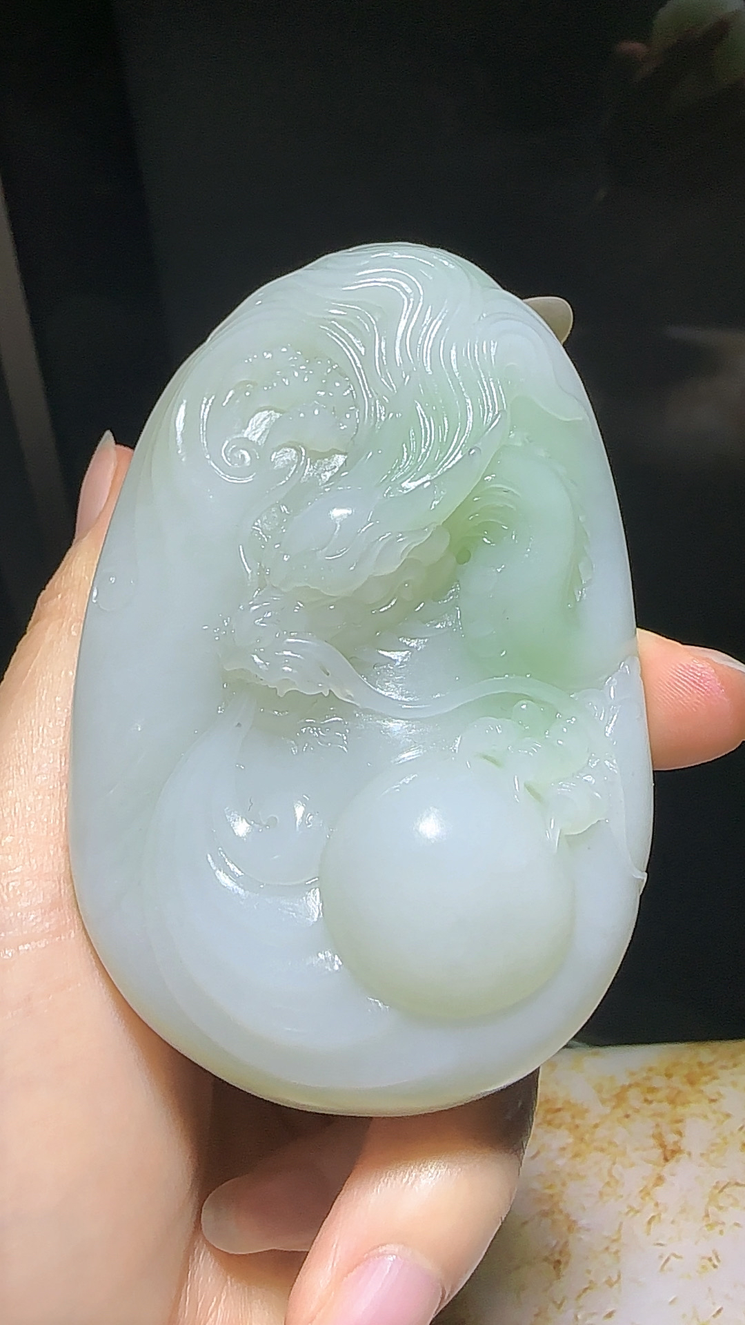 和田玉带翠龙手把件