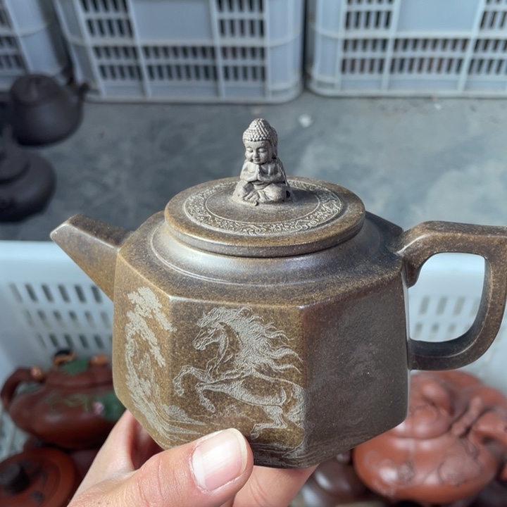 老厂紫砂壶一件。