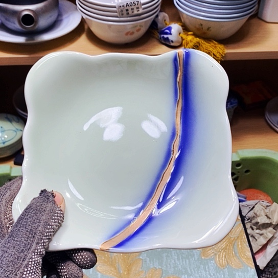 瓷片鑫年快乐。万事如意