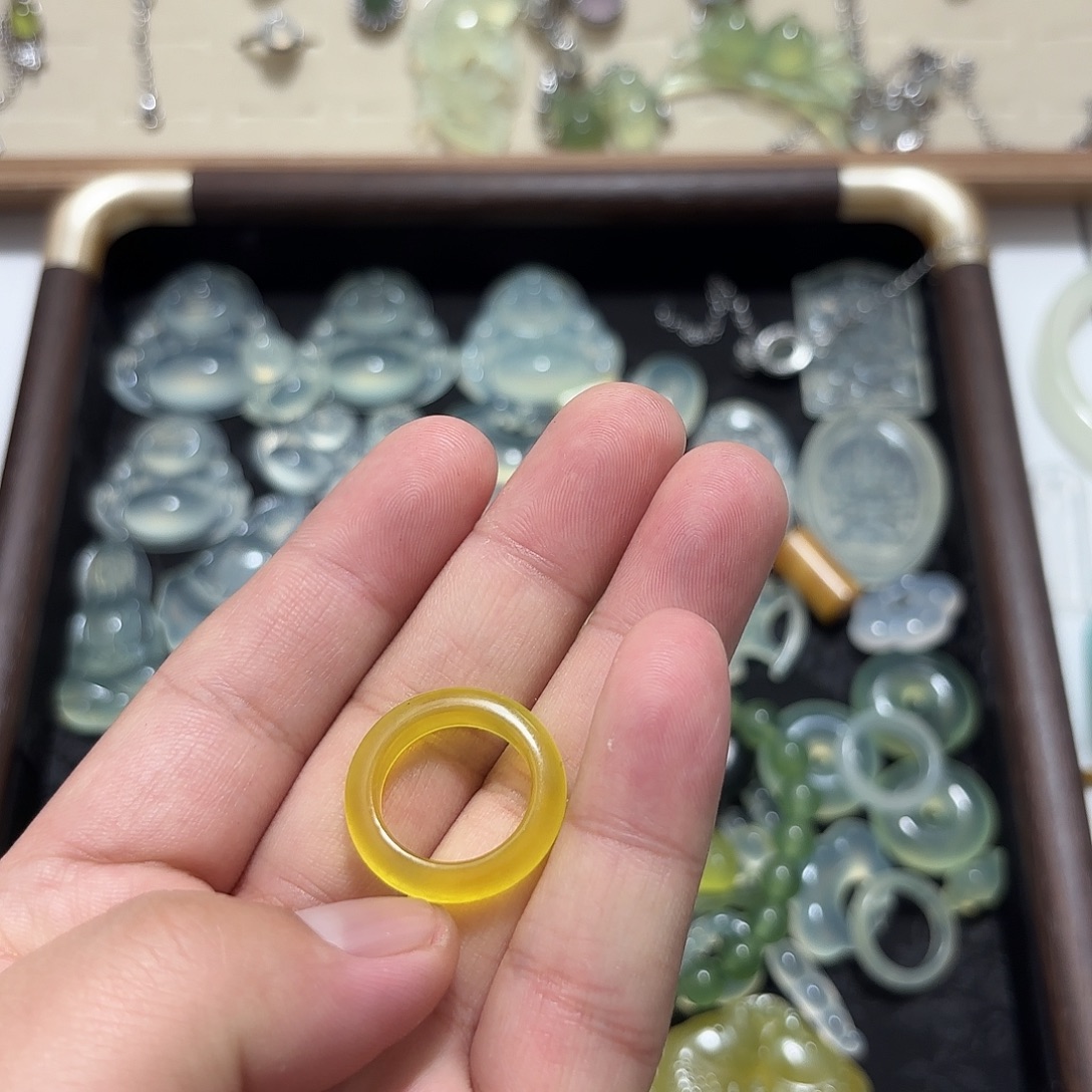 程***浪蛇纹石玉未镶嵌颈饰