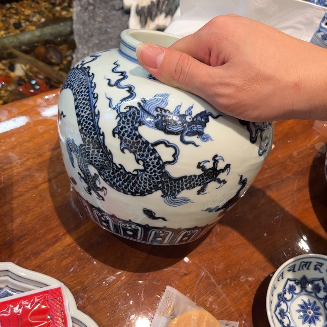 瓷片龙纹手绘青花小罐