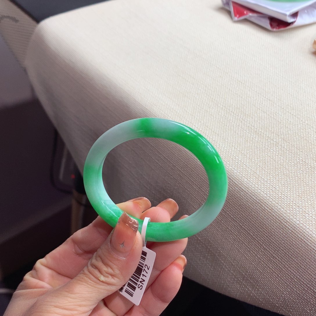 翡翠手镯未镶嵌38号白底带绿