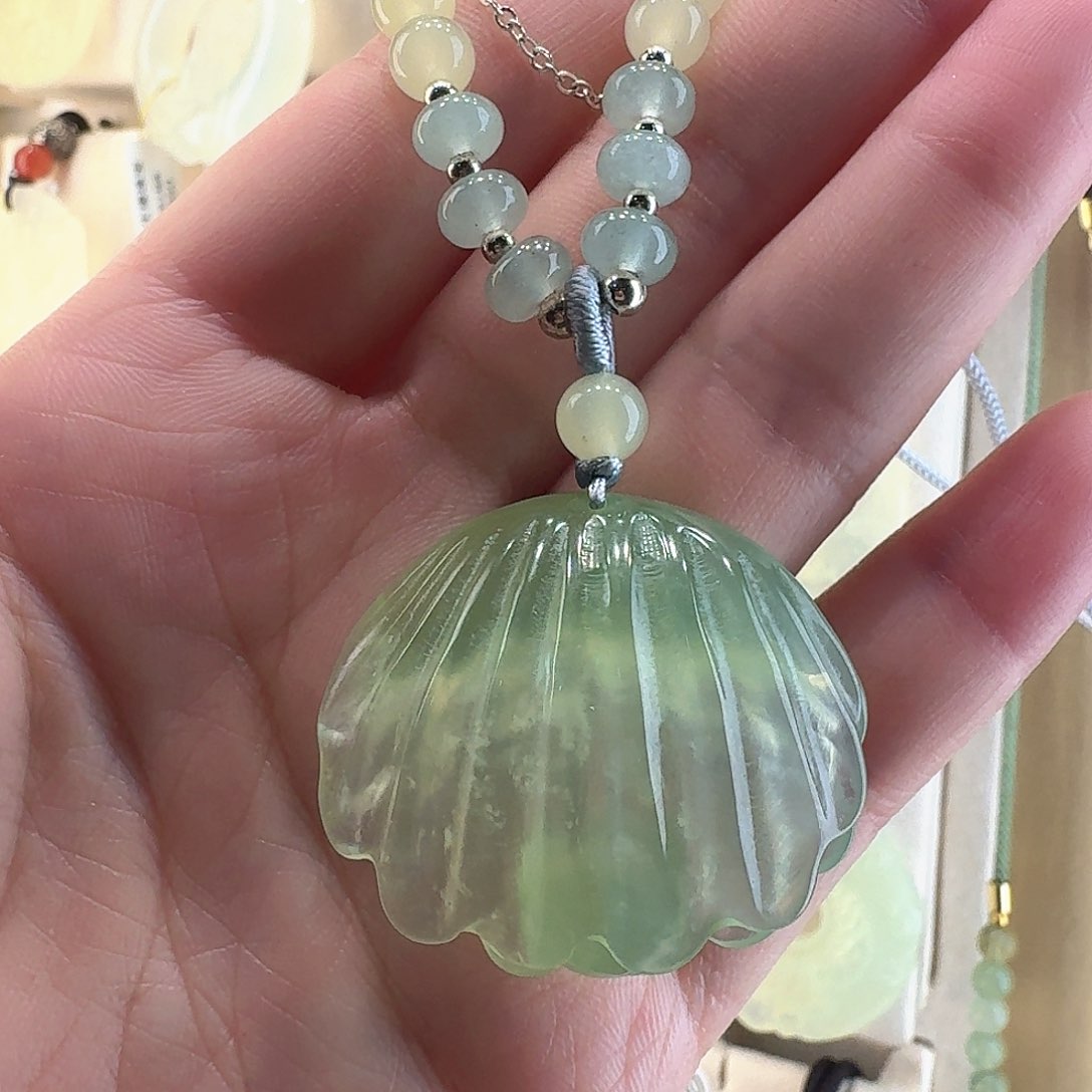 透闪石-蛇纹石玉贝贝富未镶嵌