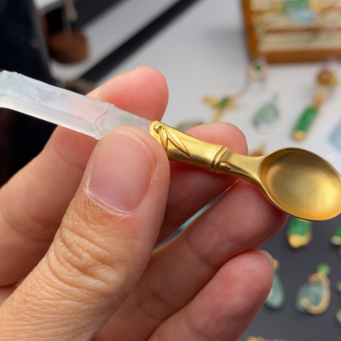 翡翠18K金镶嵌颈饰金汤勺