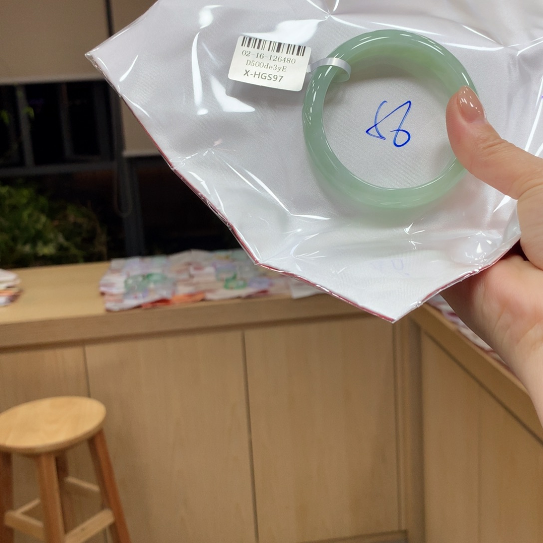 翡翠手镯未镶嵌不退不换