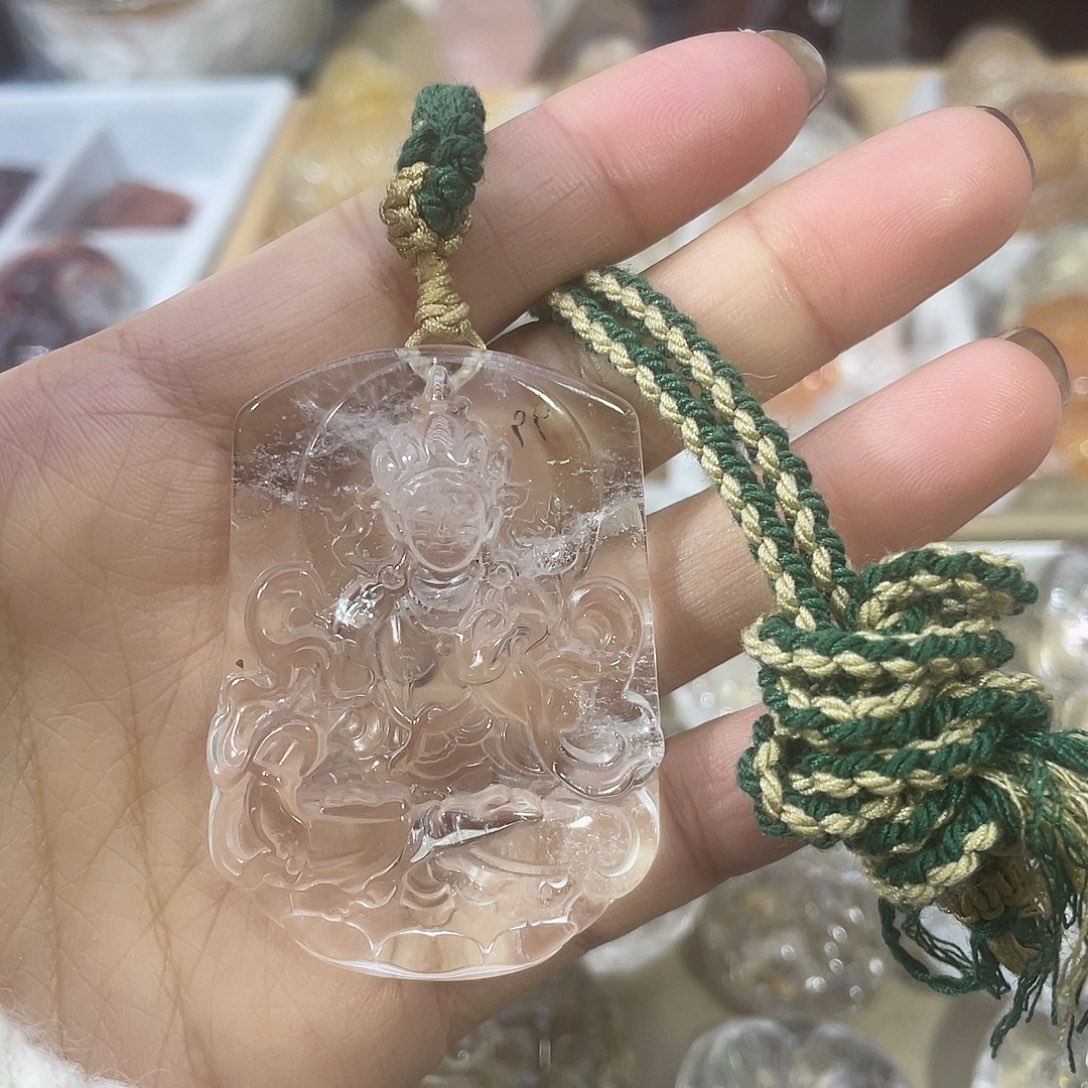 颈饰未镶嵌水晶颈饰未镶嵌的水晶