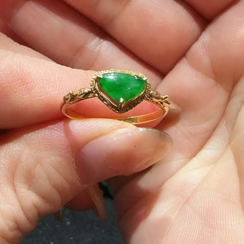 翡翠18K金镶嵌戒指