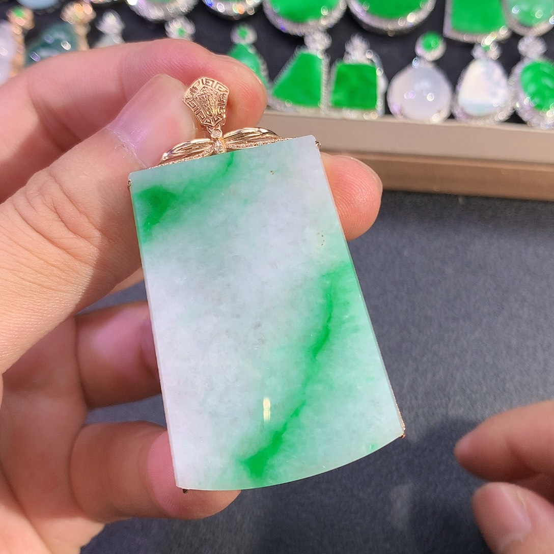 翡翠18K金镶嵌吊坠(赠链)