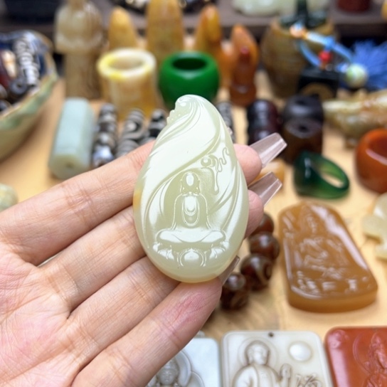 蛇纹石玉未镶嵌颈饰