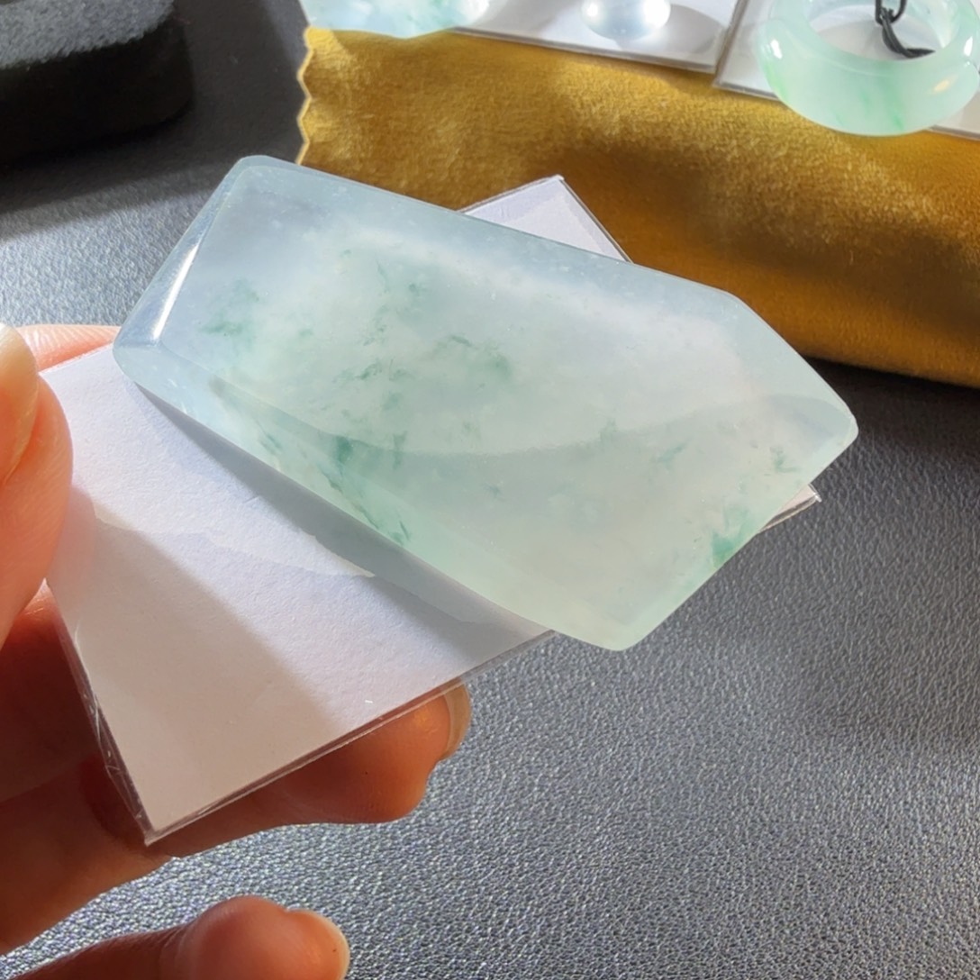 翡翠未镶嵌颈饰珠光宝气