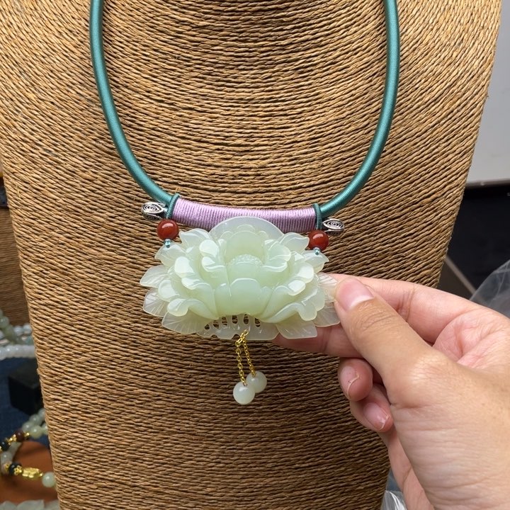 蛇纹石玉吊坠合金