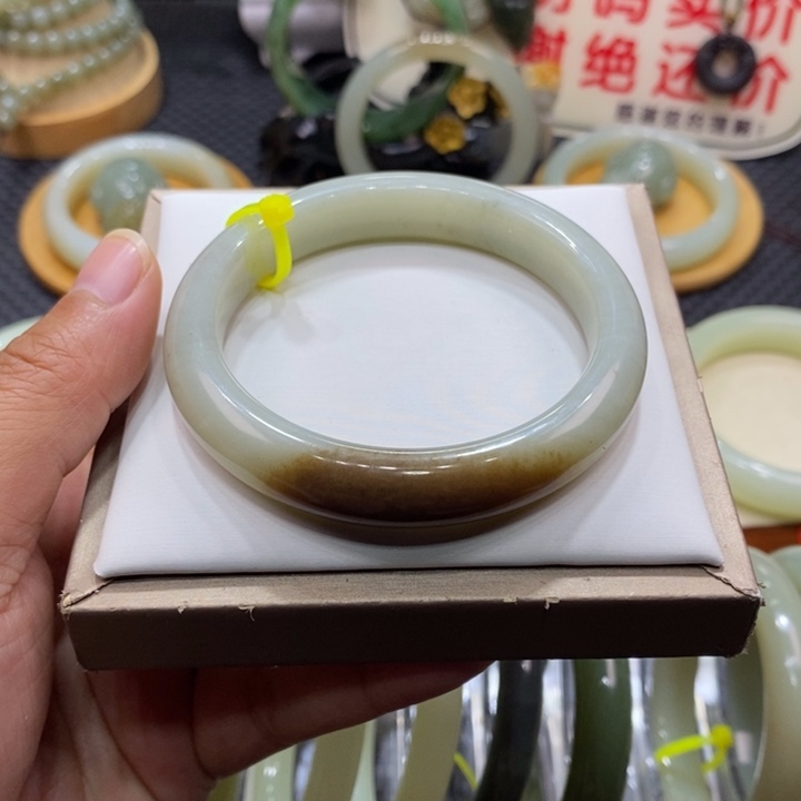 和田玉未镶嵌手镯