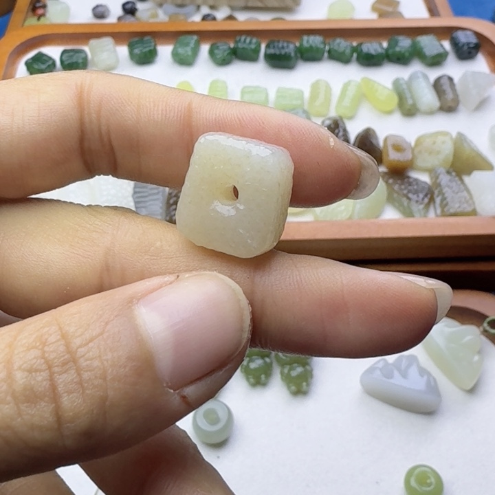 卡***1和田玉未镶嵌挂件