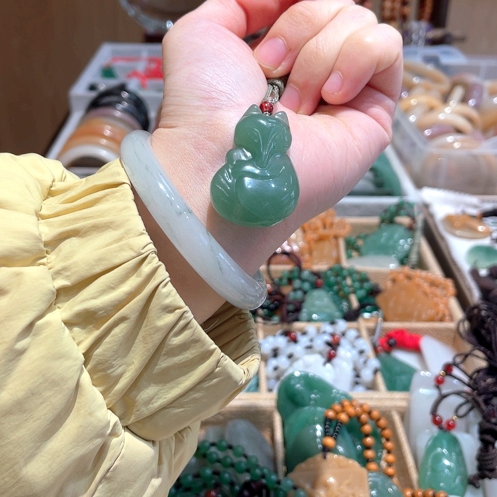 石英质玉未镶嵌颈饰