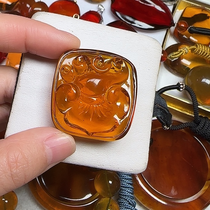 琥珀颈饰未镶嵌天然缅甸琥珀老料血红茶如意吊坠20.2克