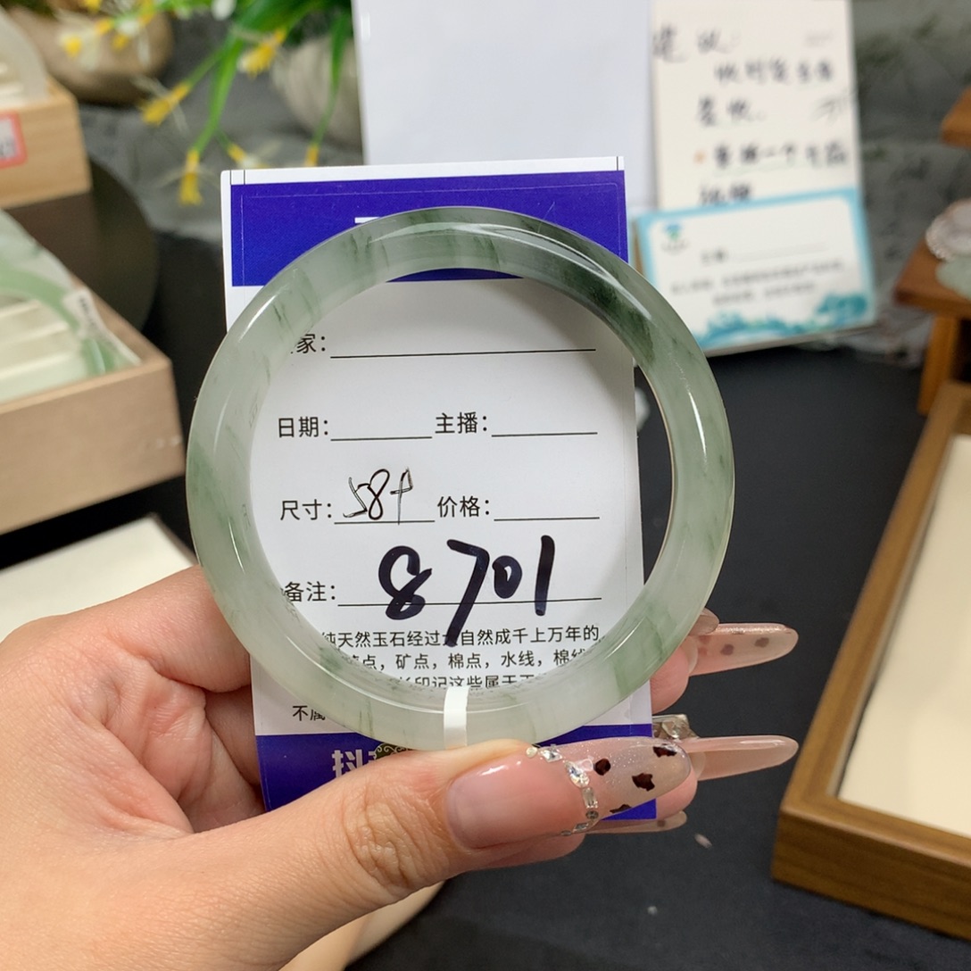 苏***て石英质玉未镶嵌手镯