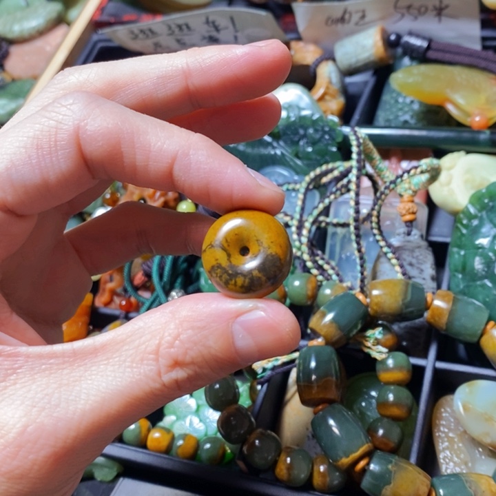 透闪石质玉颈饰未镶嵌